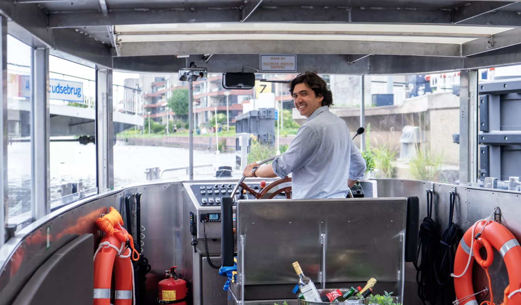 Tomas op de Waterbus