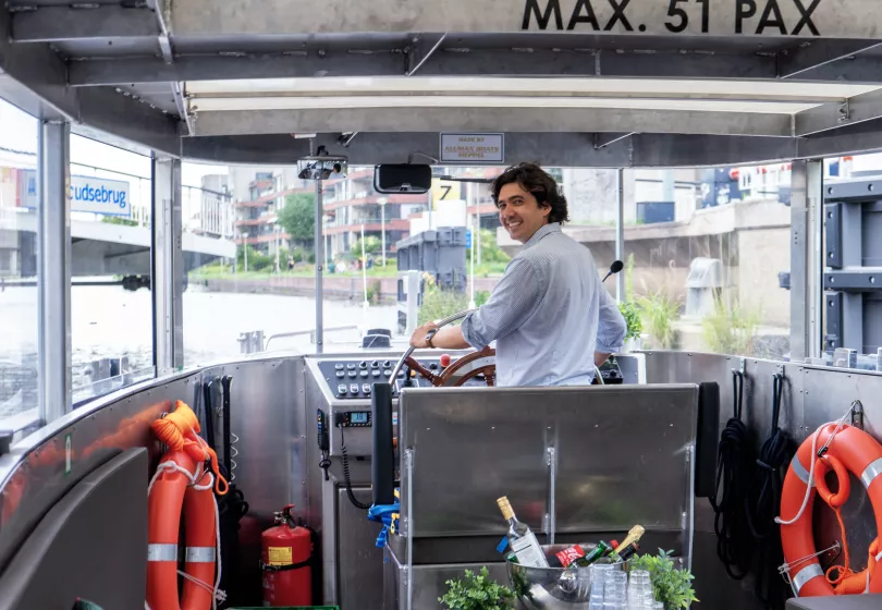 Tomas op de Waterbus